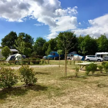 Camping Au Pré de l'Etang - tente, caravane et mobil-home dans un parc verdoyant