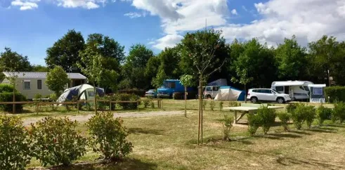 Camping Au Pré de l'Etang - tente, caravane et mobil-home dans un parc verdoyant