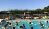 Groupe d'enfants faisant des exercices aquatiques dans la piscine du Camping Le Roc