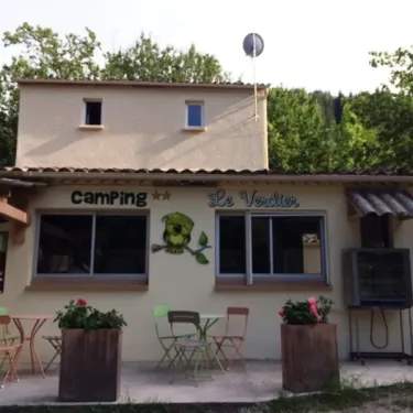 Fronton du Camping Le Verdier avec enseigne 