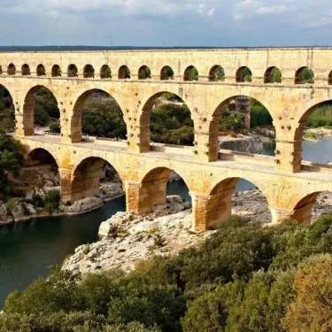 Le Pont du Gard à Nîmes, site historique proche du camping Le Verdier.