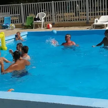 Jeux aquatiques dans la piscine du camping La Vertonne avec enfants et adultes.