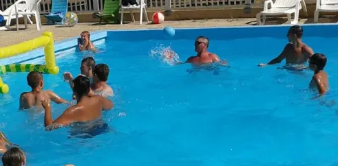Jeux aquatiques dans la piscine du camping La Vertonne avec enfants et adultes.