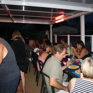 Camping La Vertonne : repas en plein air à la table sous abri