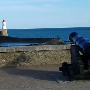 Phare et canon au Camping La Vertonne