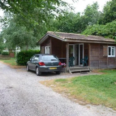 Cabane en bois avec voiture au Camping La Vertonne