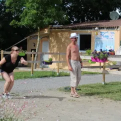 Deux personnes jouant au tennis de table à Camping La Vertonne
