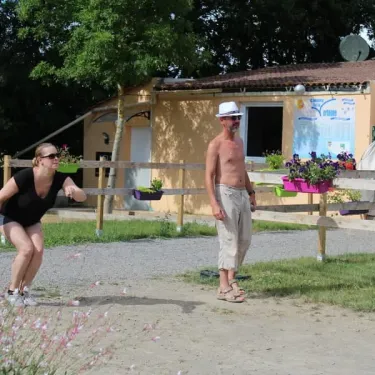 Deux personnes jouant au tennis de table à Camping La Vertonne