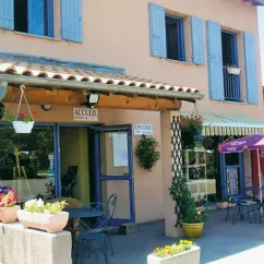 Épicerie et accueil du Camping Lou Comtadou avec tables extérieures