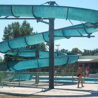 Toboggan aquatique bleu au Camping Lou Comtadou