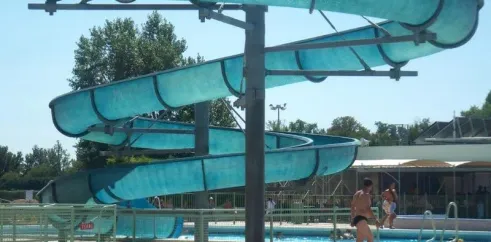 Toboggan aquatique bleu au Camping Lou Comtadou