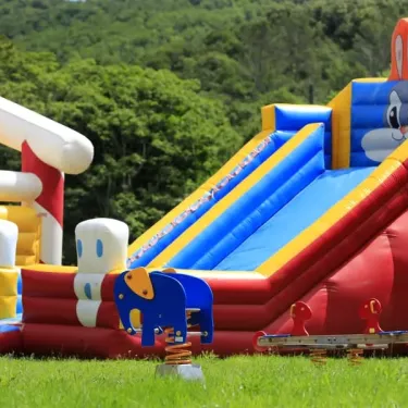Parc d'attractions gonflables pour enfants avec toboggan et balançoire