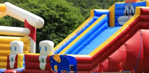 Parc d'attractions gonflables pour enfants avec toboggan et balançoire