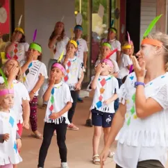 Enfants en tenue d'Indien lors d'une activité culturelle au Camping La Mer Blanche