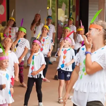 Enfants en tenue d'Indien lors d'une activité culturelle au Camping La Mer Blanche