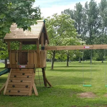 Piste de jeux en bois avec toboggan et balançoire au Camping Les Rives du Céou
