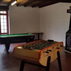 Salle de jeux avec billard, football sur table et cible d'arc au Camping Les Rives du Céou