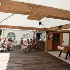Salle de jeux à l'intérieur d'une tente au Camping La Sole avec table de football.