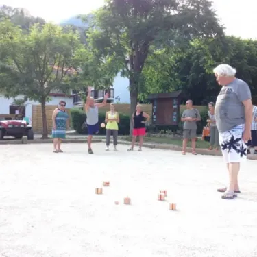 Groupes jouant au croquet dans le parc du Camping Les Templiers.