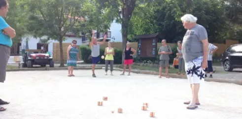 Groupes jouant au croquet dans le parc du Camping Les Templiers.