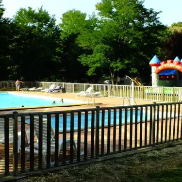 Piscine avec parasol et jeux pour enfants au Camping Le Trel