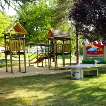 Zone de loisirs avec aire de jeu et bounce house au Camping Le Trel
