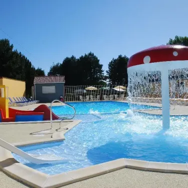 Piscine extérieure avec fontaine en forme de champignon au Camping Vitamin