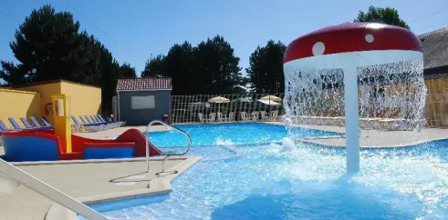 Piscine extérieure avec fontaine en forme de champignon au Camping Vitamin