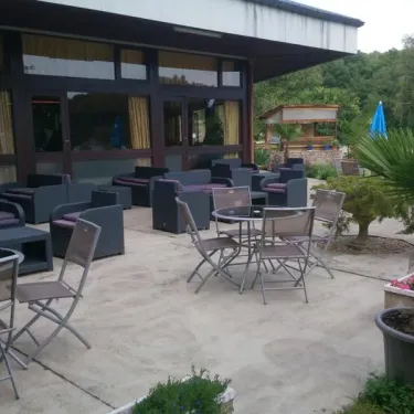 Camping Yaloer - terrasse avec canapés et tables en extérieur