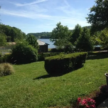 Camping Yaloer avec vue sur un lac entouré de verdure