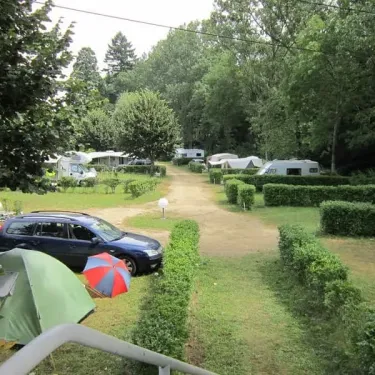 Camping Le Grangeon avec tentes et caravanes entre arbres et haies