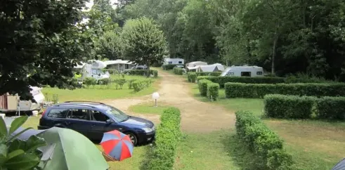 Camping Le Grangeon avec tentes et caravanes entre arbres et haies