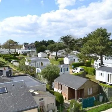 Camping Le Bois d'Amour - 29 avec mobil-homes et arbres