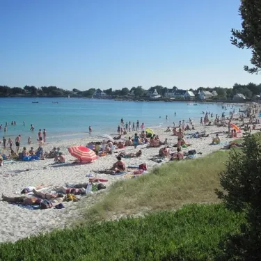 Plage animée du camping Le Bois d'Amour - 29 avec baignade et parasols