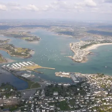 Vue aérienne du camping Le Bois d'Amour - 29 près d'un port avec bateaux