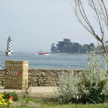 Phare et bateau au loin depuis le camping Le Bois d'Amour - 29
