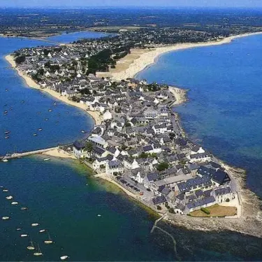 Vue aérienne de Camping Le Bois d'Amour - 29 avec village côtier et eaux bleues