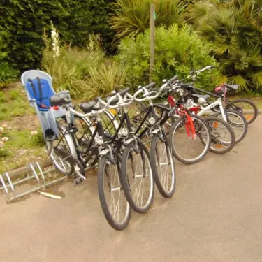 Camping le Beauchêne : parking cycliste avec vélos et siège enfant