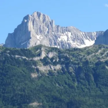 Montagne enneigée au sommet, vue panoramique depuis le camping