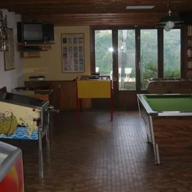 Salle de jeux avec billard, pinball et foosball au Camping Le Champ Long
