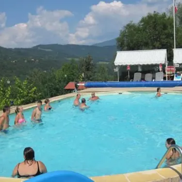 Camping Le Champ Long : piscine avec des visiteurs et vue sur les collines