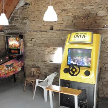 Salle de jeux vidéo du Camping Kerscolper avec machines à arcades comme Smashing Drive.