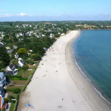 Plage de sable avec des visiteurs et une vue aérienne du Camping du Manoir de Penn Ar Ster