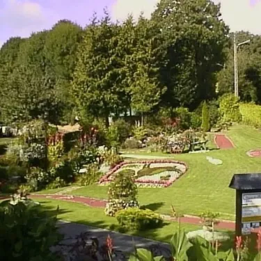 Jardin paysager avec allée et bancs au Camping du Manoir de Penn Ar Ster