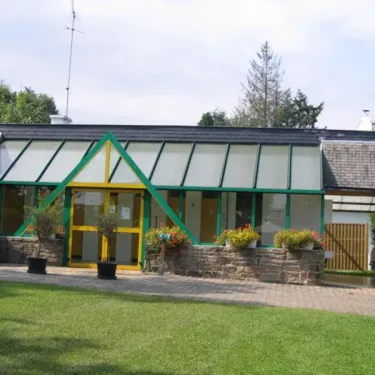 Camping du Manoir de Penn Ar Ster : bâtiment principal avec toit en verre