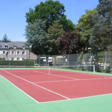Court de tennis extérieur au Camping du Manoir de Penn Ar Ster
