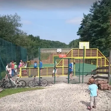 Enfants jouant au basket-ball dans le parc de Camping Les Trois Sources