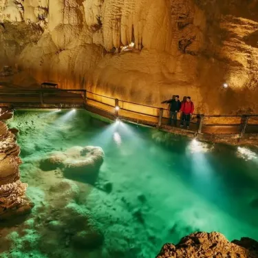 Visite de grotte avec piscine naturelle au Camping Les Trois Sources