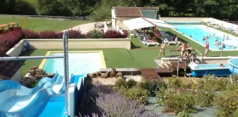 Piscine animée avec chaises longues et toboggan bleu au Camping Les Trois Sources.