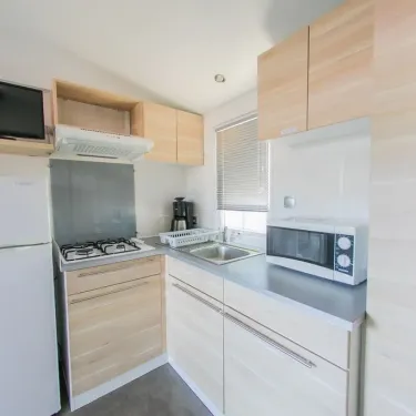 Cuisine du Mobil Home Confort+ 2 Chambres 4 Personnes et 1 Bébé - La Ferme